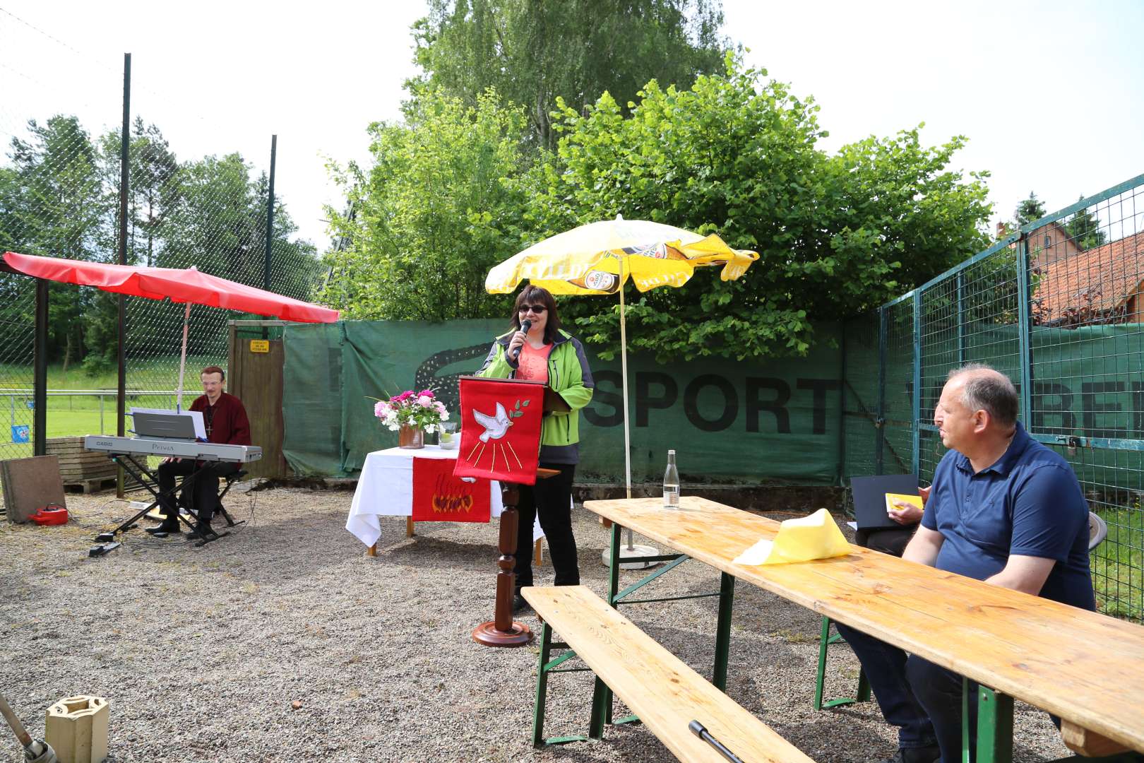 Pfingstgottesdienst auf dem Sportplatz