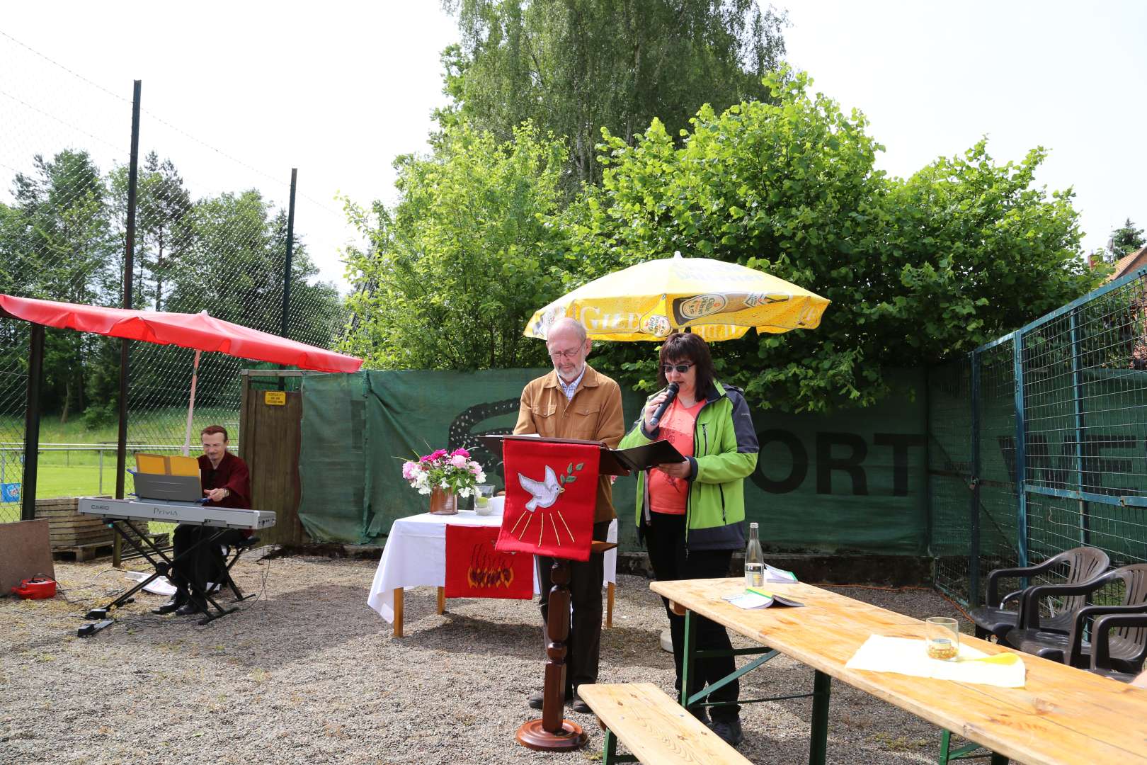 Pfingstgottesdienst auf dem Sportplatz