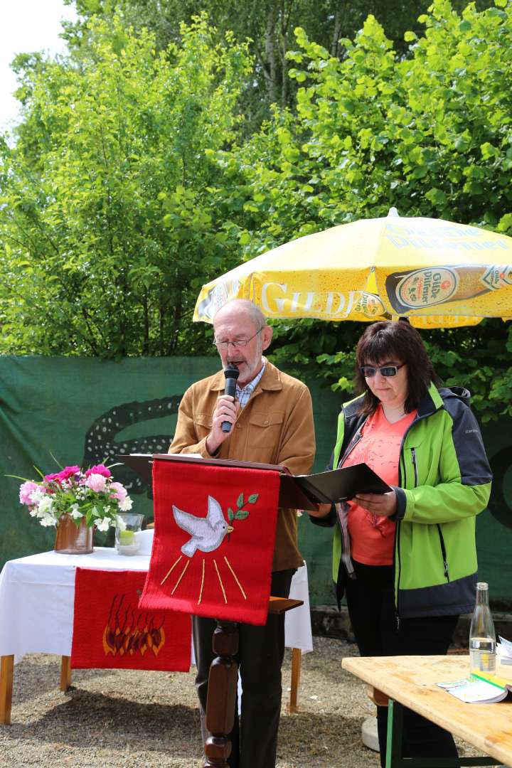 Pfingstgottesdienst auf dem Sportplatz