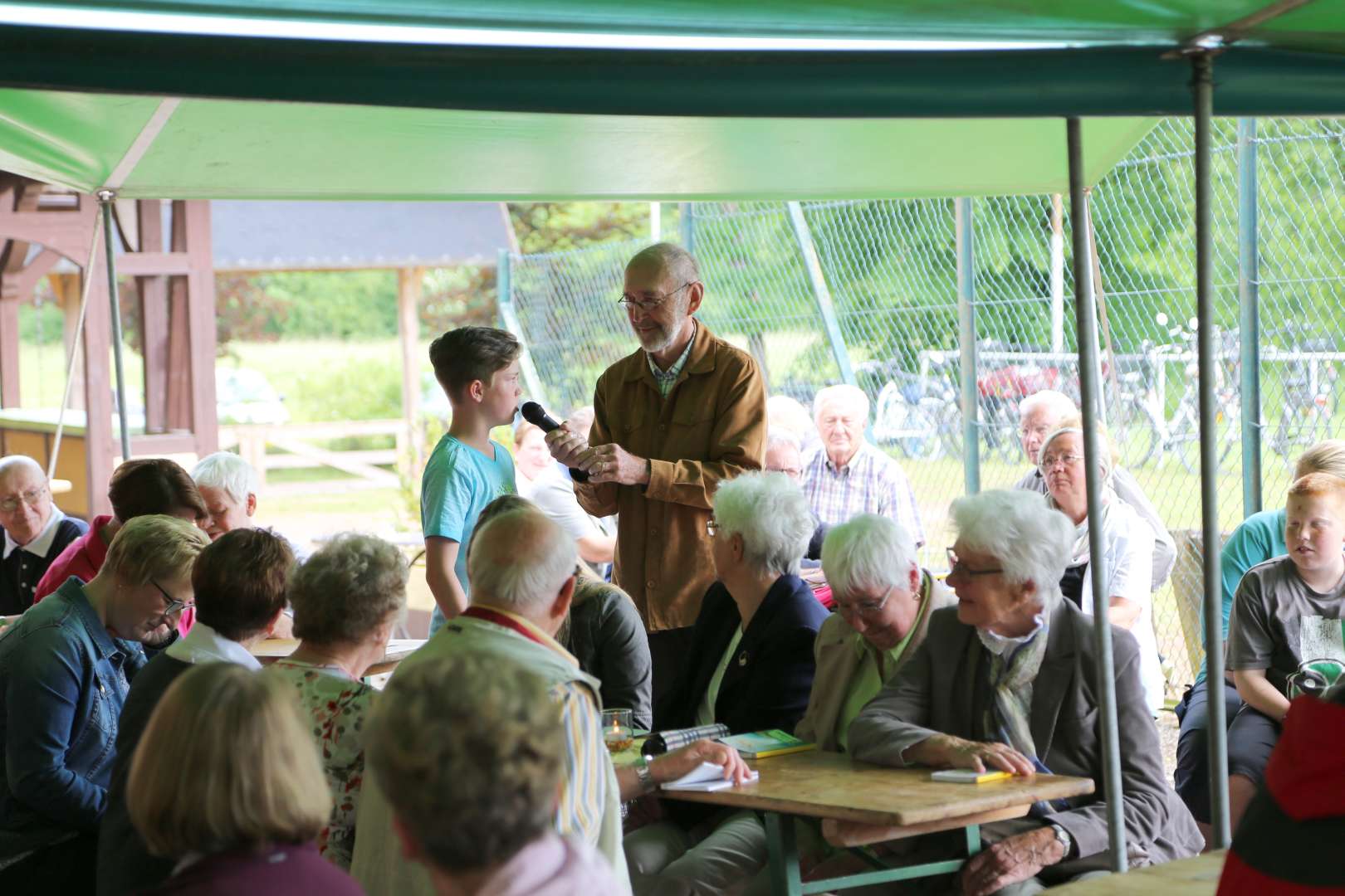 Pfingstgottesdienst auf dem Sportplatz