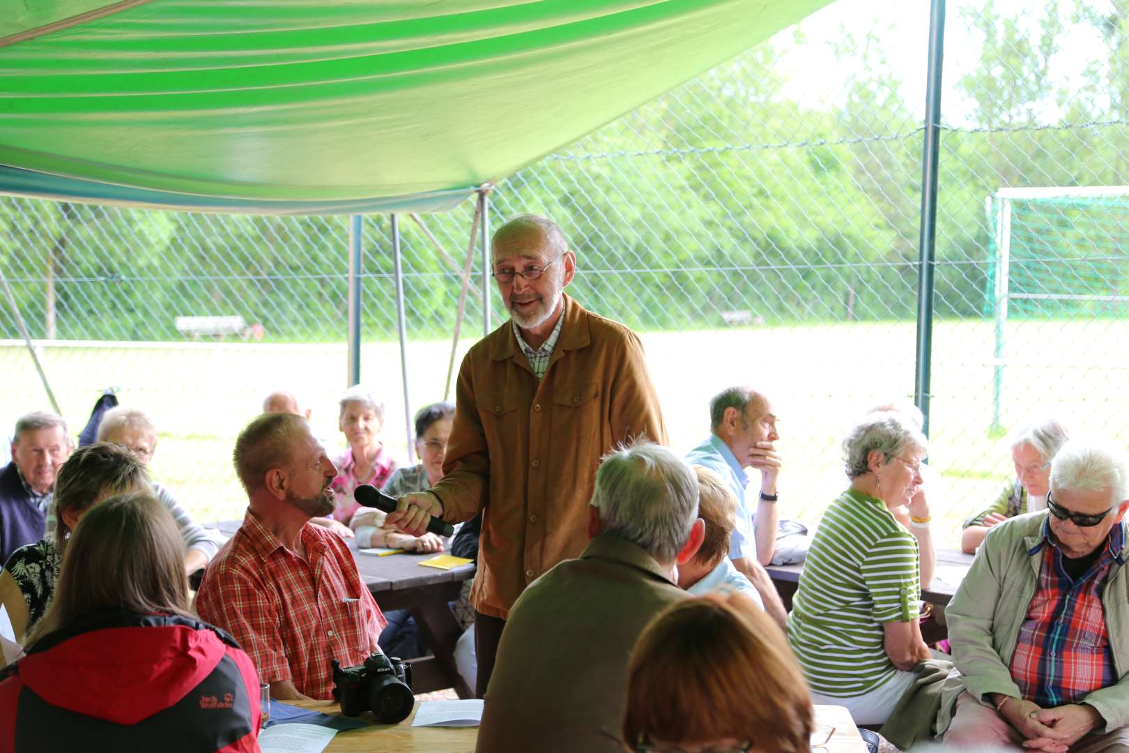 Pfingstgottesdienst auf dem Sportplatz