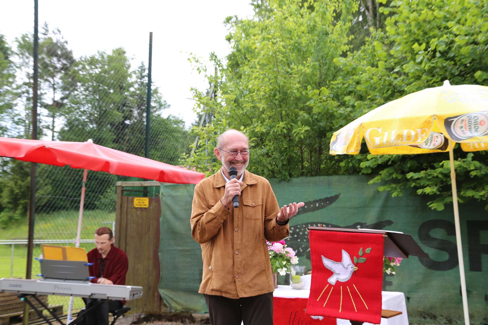 Pfingstgottesdienst auf dem Sportplatz