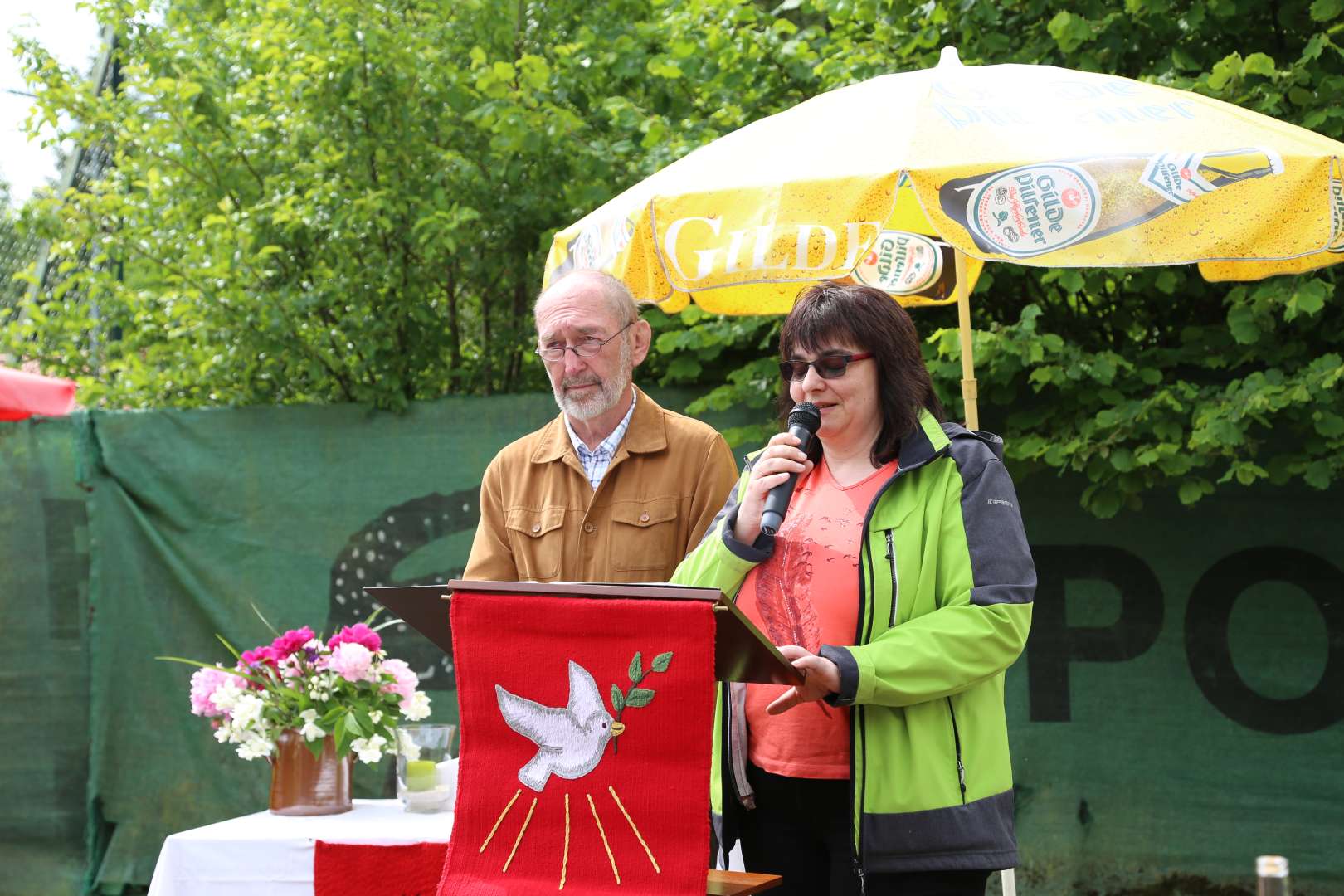 Pfingstgottesdienst auf dem Sportplatz