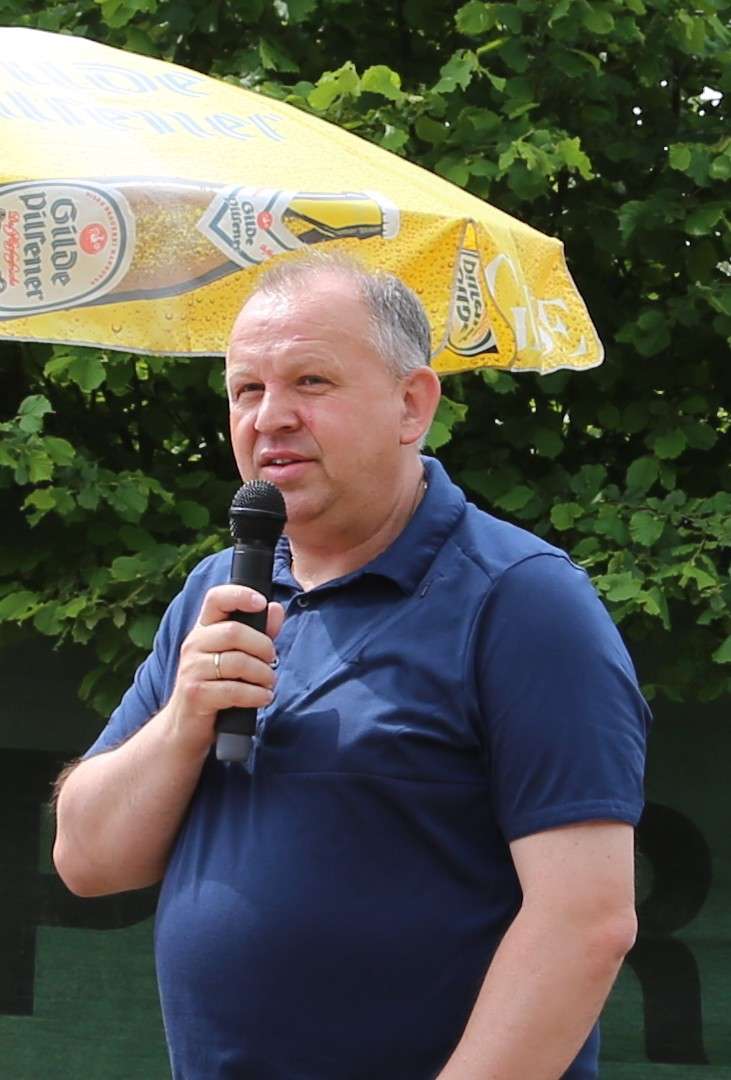 Pfingstgottesdienst auf dem Sportplatz