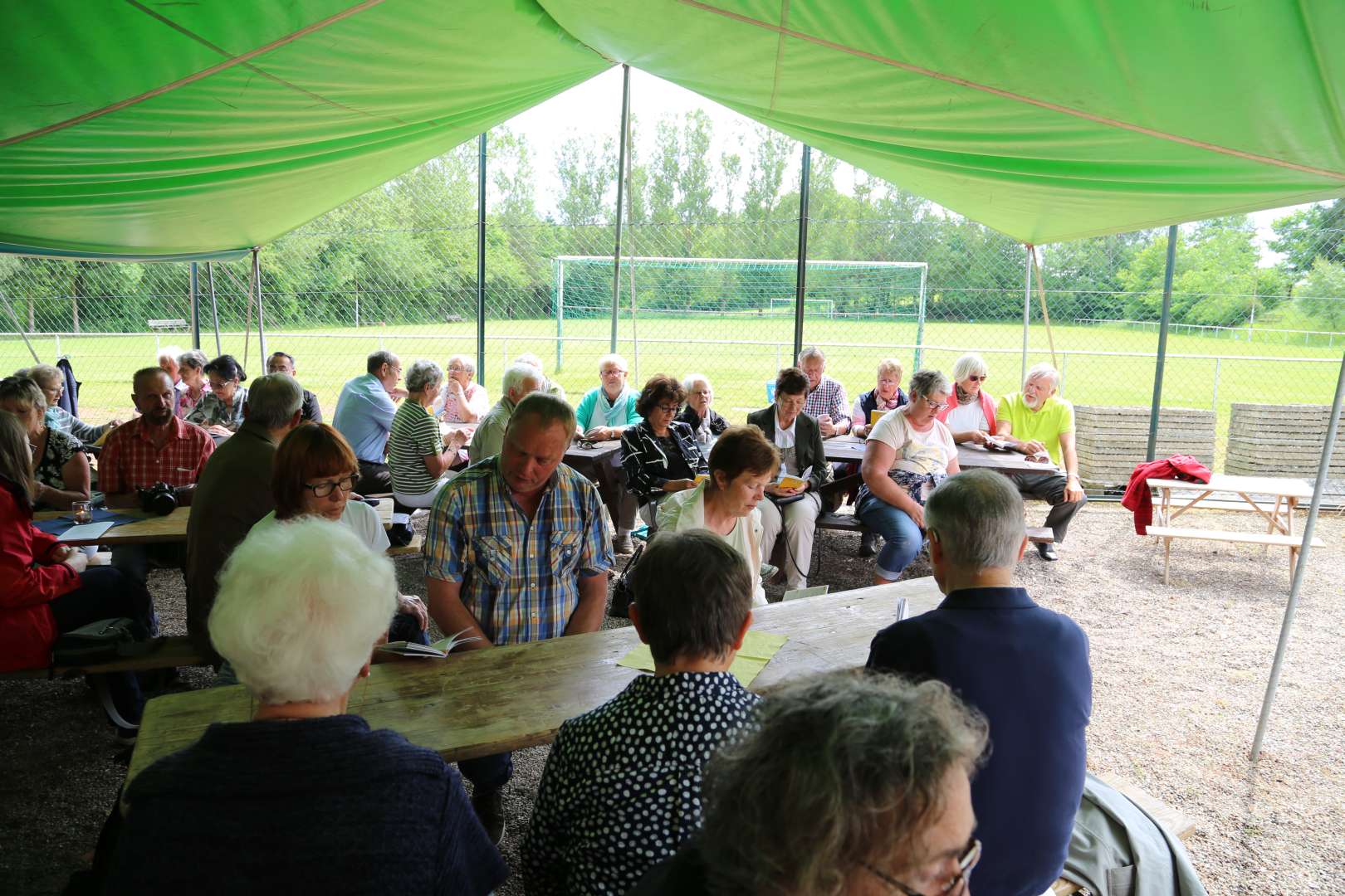 Pfingstgottesdienst auf dem Sportplatz