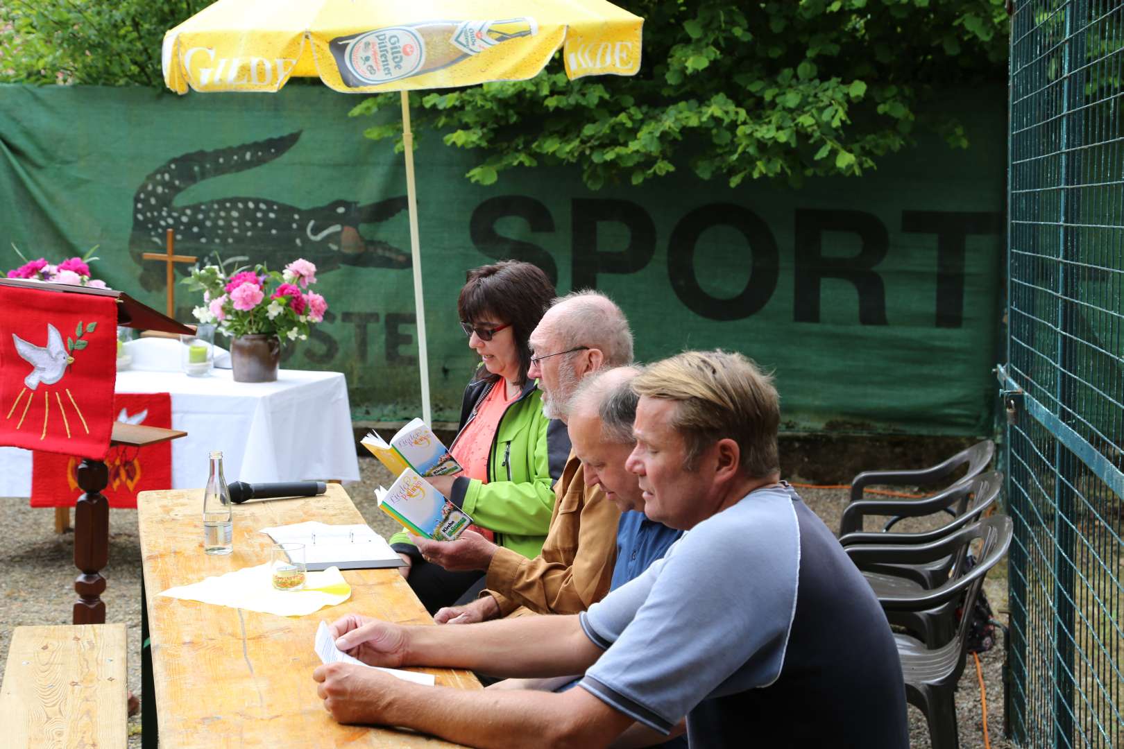 Pfingstgottesdienst auf dem Sportplatz