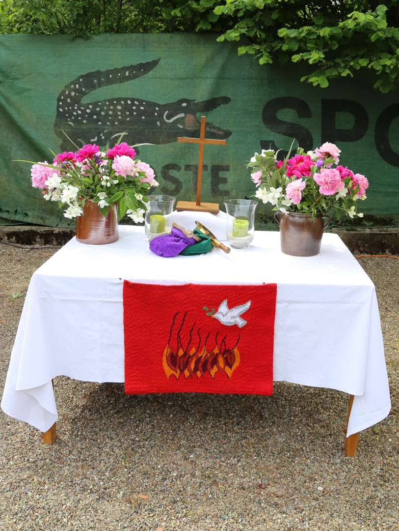 Pfingstgottesdienst auf dem Sportplatz