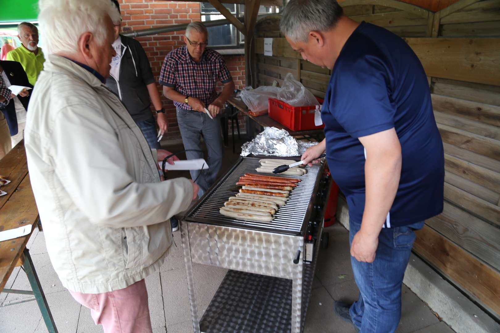 Pfingstgottesdienst auf dem Sportplatz