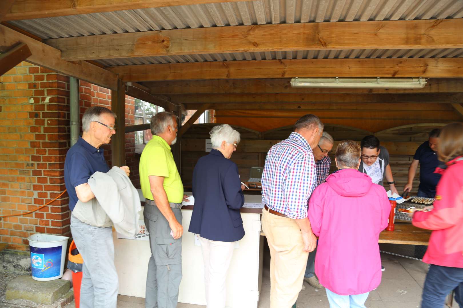 Pfingstgottesdienst auf dem Sportplatz