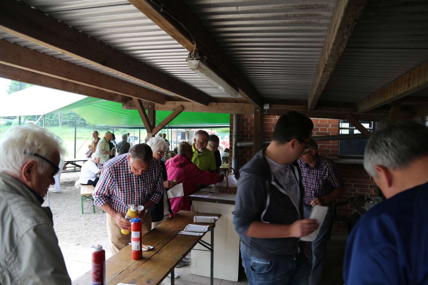 Pfingstgottesdienst auf dem Sportplatz