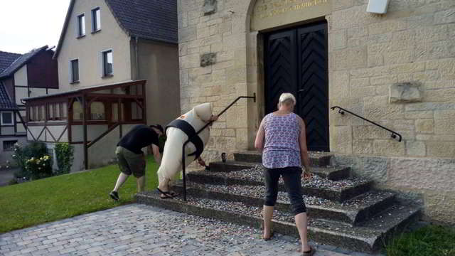 Zum 30. Geburtstag: Treppe der St. Franziskuskirche fegen