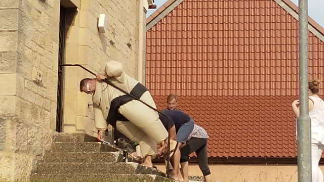 Zum 30. Geburtstag: Treppe der St. Franziskuskirche fegen