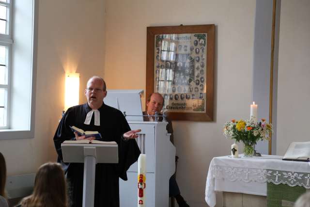 Sommerkirche in Capellenhagen mit Papier schöpfen