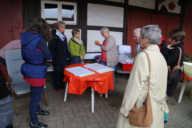 Sommerkirche in Capellenhagen mit Papier schöpfen