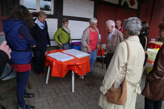 Sommerkirche in Capellenhagen mit Papier schöpfen