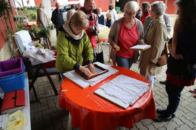 Sommerkirche in Capellenhagen mit Papier schöpfen