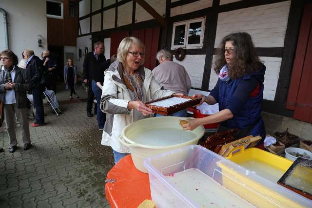 Sommerkirche in Capellenhagen mit Papier schöpfen