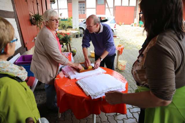 Sommerkirche in Capellenhagen mit Papier schöpfen