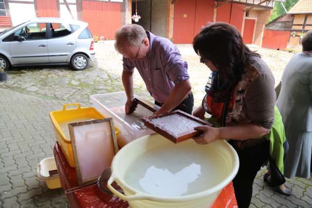 Sommerkirche in Capellenhagen mit Papier schöpfen