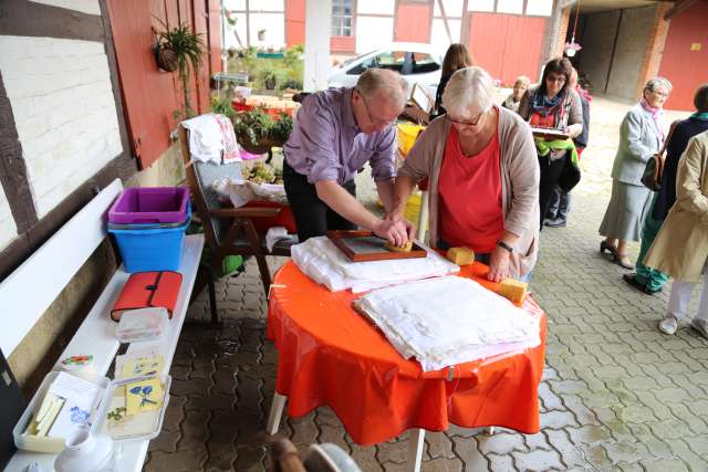 Sommerkirche in Capellenhagen mit Papier schöpfen