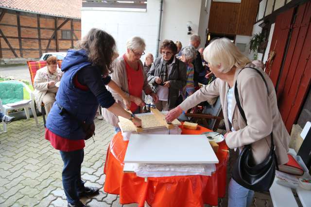 Sommerkirche in Capellenhagen mit Papier schöpfen