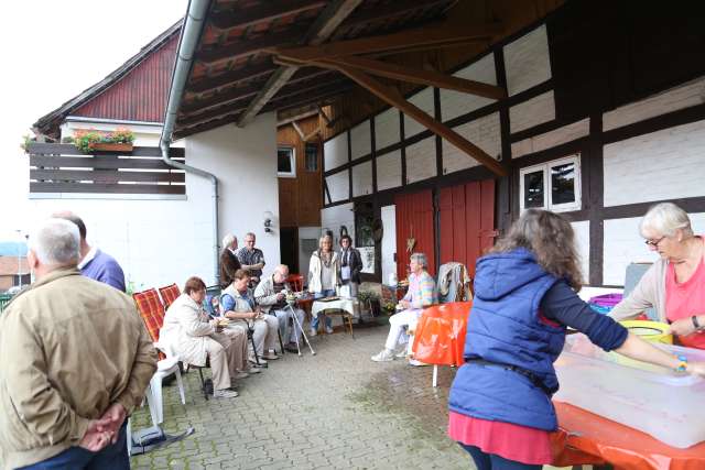 Sommerkirche in Capellenhagen mit Papier schöpfen