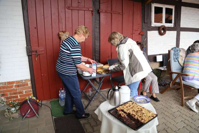 Sommerkirche in Capellenhagen mit Papier schöpfen