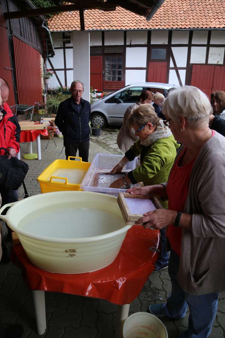 Sommerkirche in Capellenhagen mit Papier schöpfen