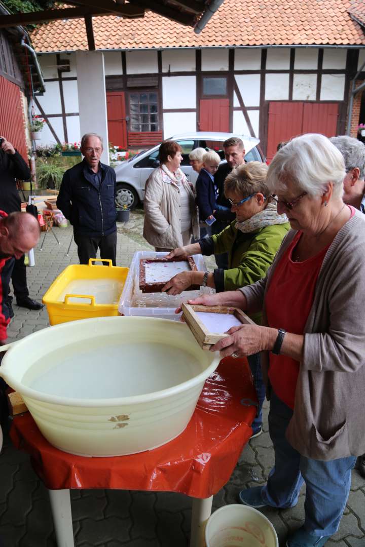 Sommerkirche in Capellenhagen mit Papier schöpfen