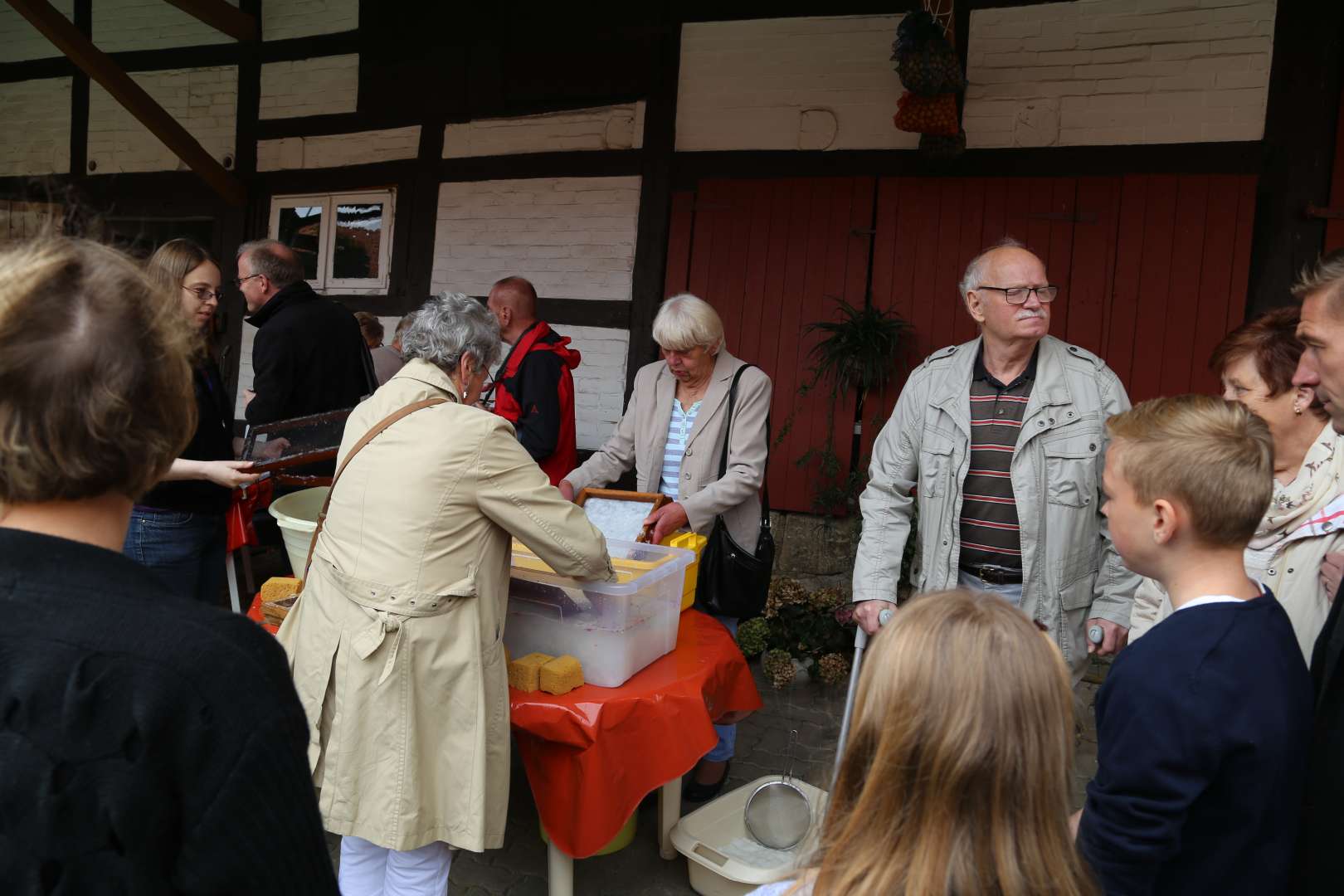 Sommerkirche in Capellenhagen mit Papier schöpfen