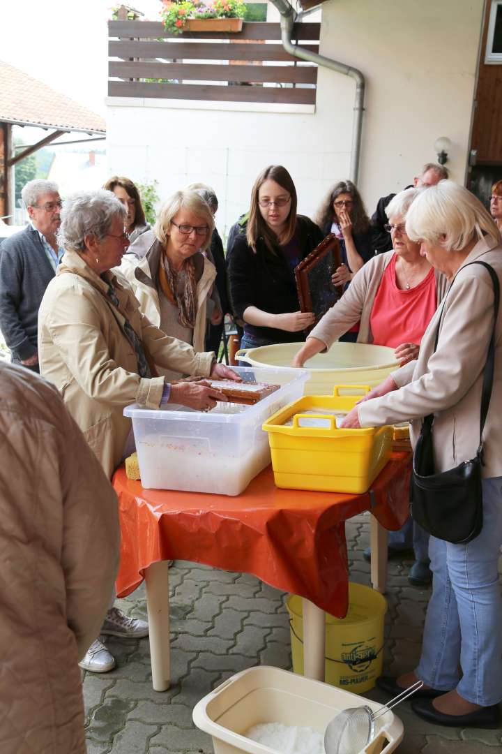 Sommerkirche in Capellenhagen mit Papier schöpfen