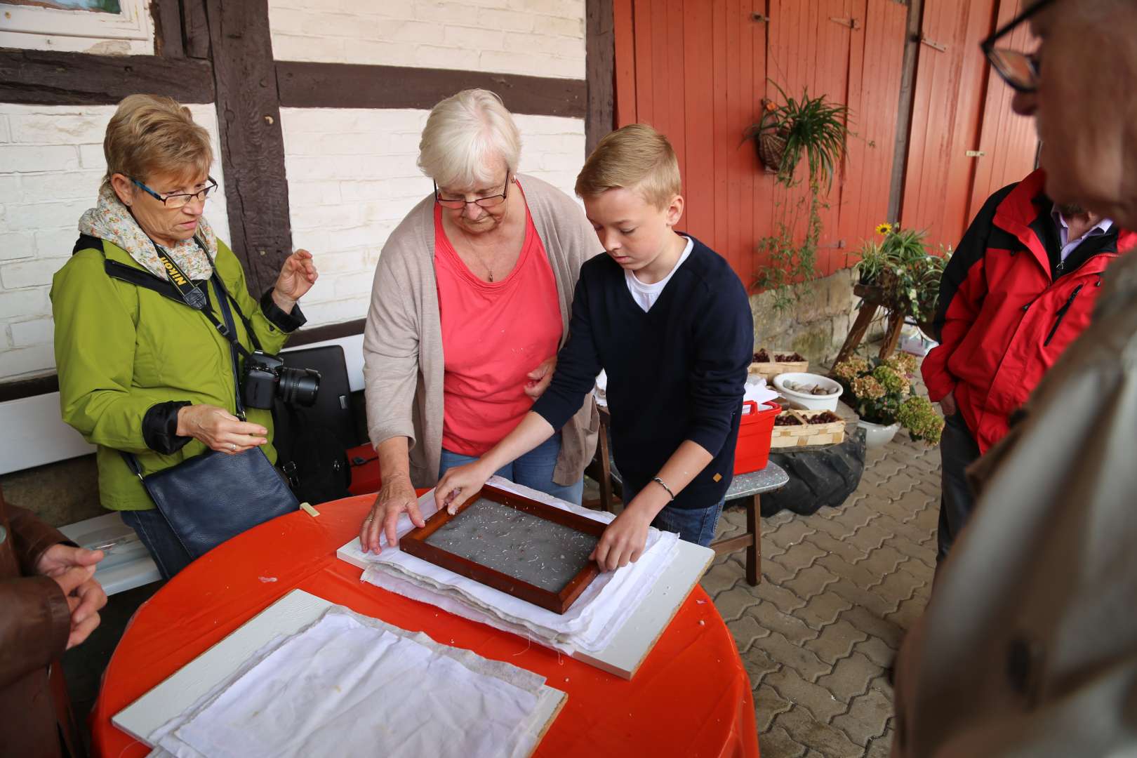 Sommerkirche in Capellenhagen mit Papier schöpfen