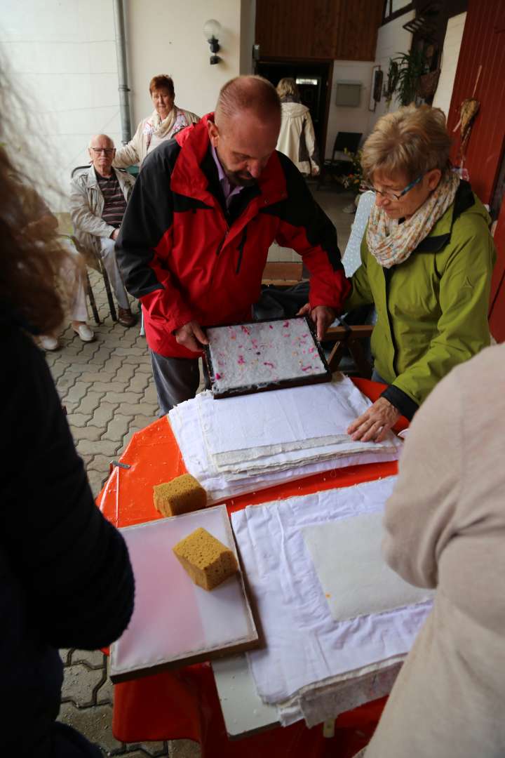 Sommerkirche in Capellenhagen mit Papier schöpfen