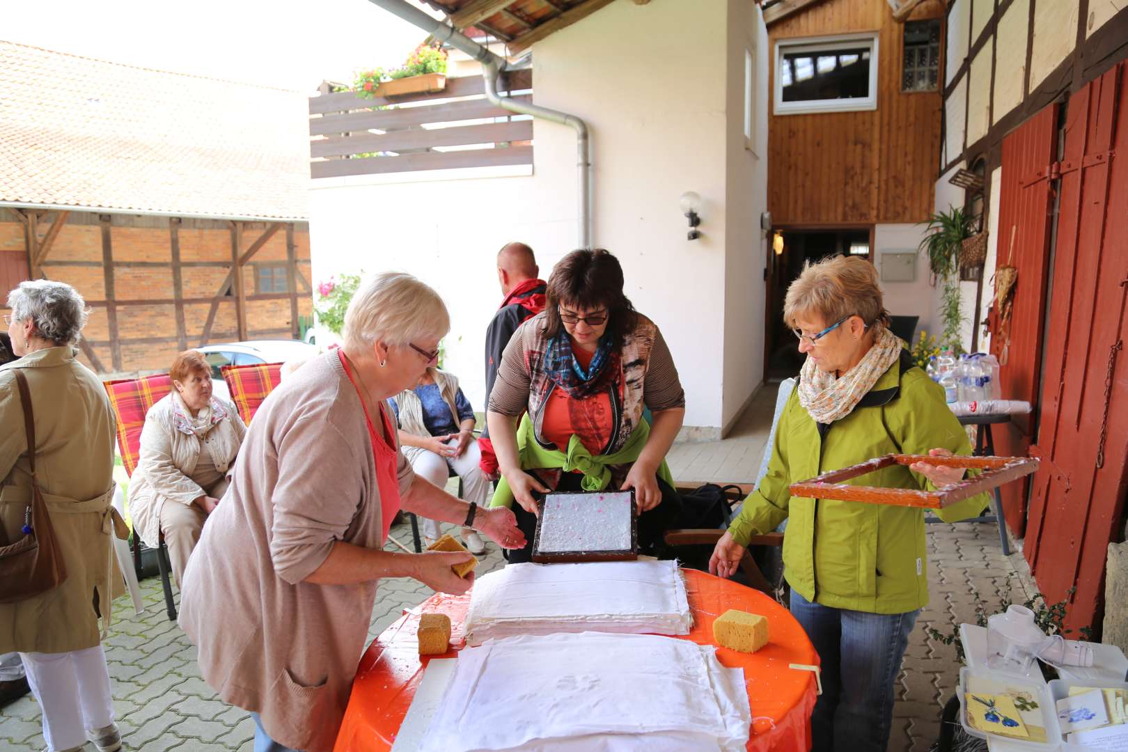 Sommerkirche in Capellenhagen mit Papier schöpfen