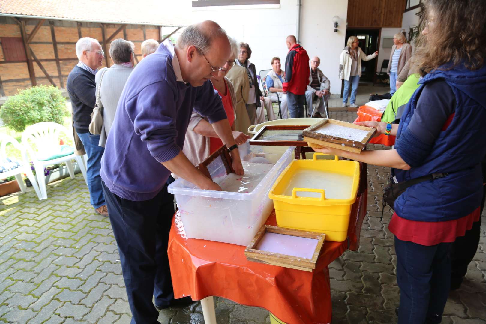 Sommerkirche in Capellenhagen mit Papier schöpfen