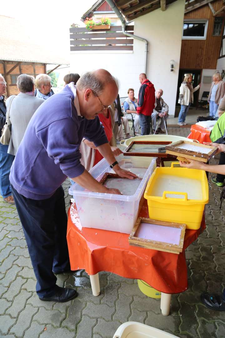 Sommerkirche in Capellenhagen mit Papier schöpfen