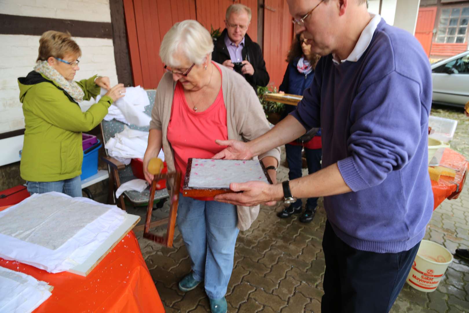 Sommerkirche in Capellenhagen mit Papier schöpfen