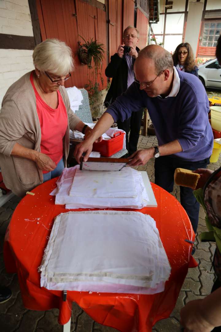 Sommerkirche in Capellenhagen mit Papier schöpfen