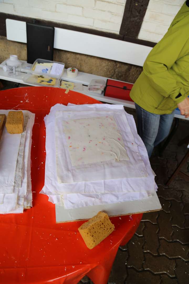 Sommerkirche in Capellenhagen mit Papier schöpfen