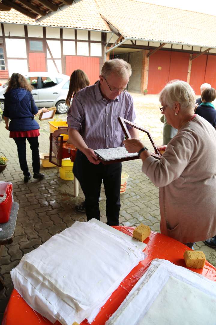 Sommerkirche in Capellenhagen mit Papier schöpfen