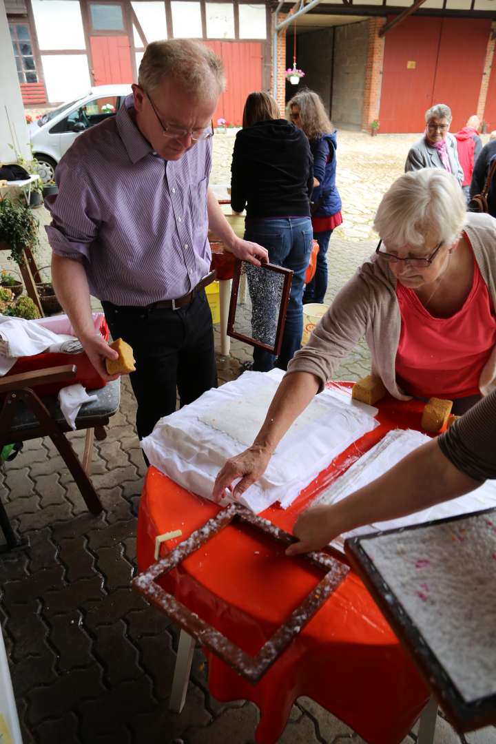 Sommerkirche in Capellenhagen mit Papier schöpfen