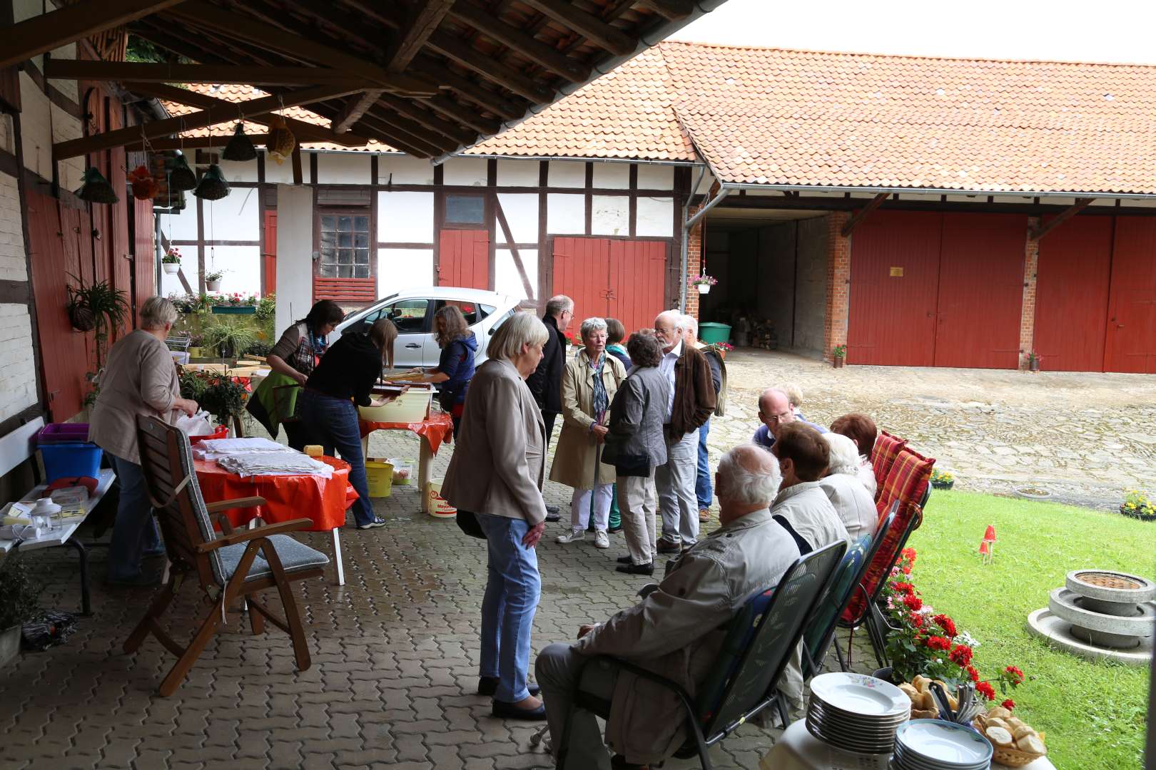 Sommerkirche in Capellenhagen mit Papier schöpfen