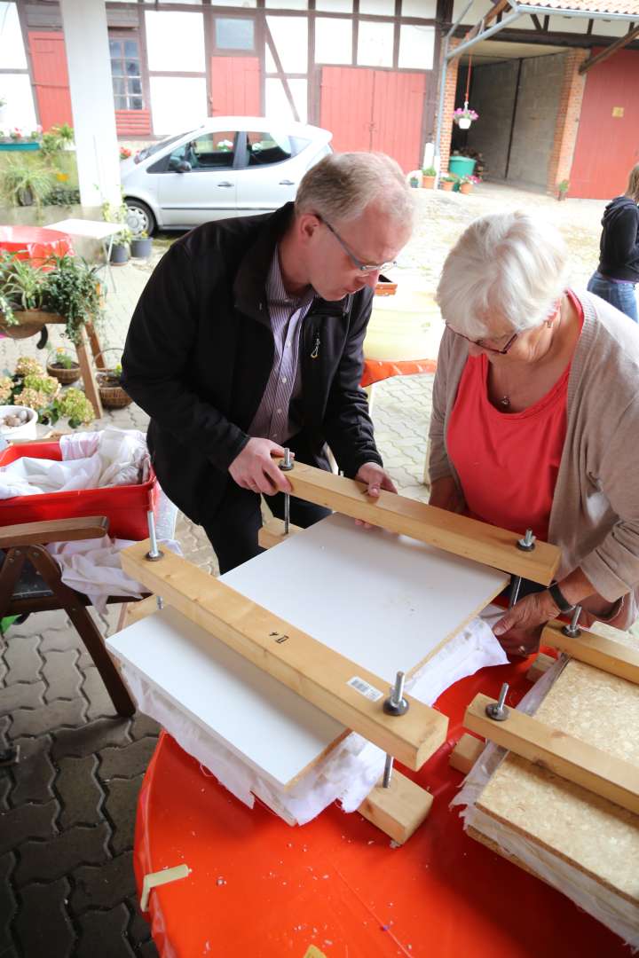 Sommerkirche in Capellenhagen mit Papier schöpfen