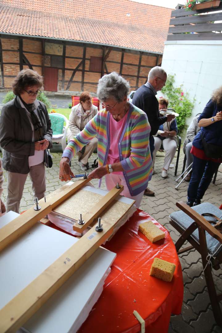 Sommerkirche in Capellenhagen mit Papier schöpfen