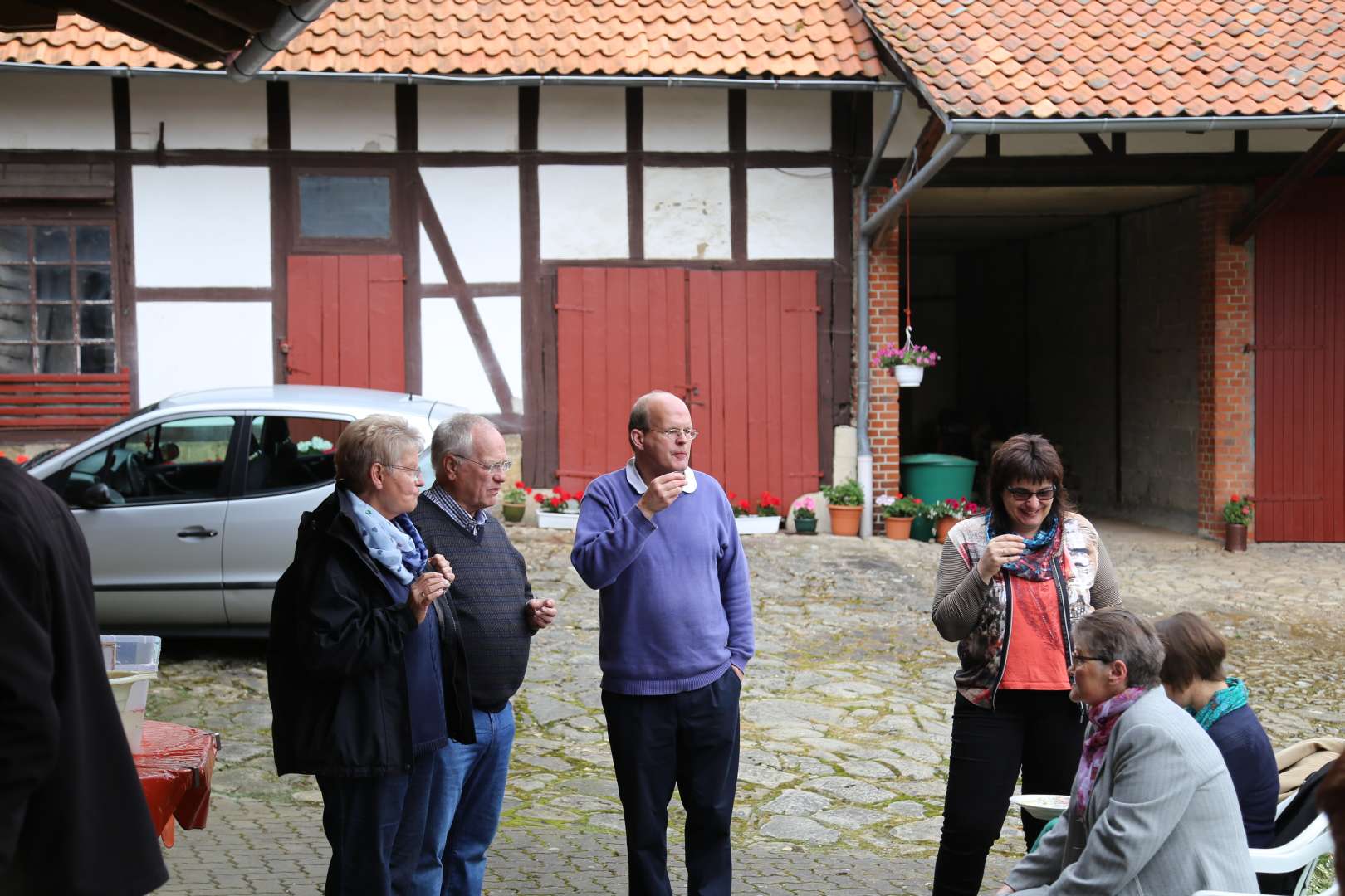 Sommerkirche in Capellenhagen mit Papier schöpfen