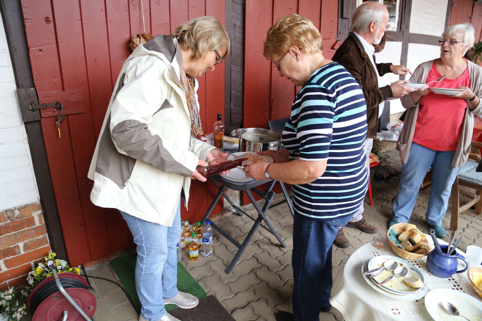 Sommerkirche in Capellenhagen mit Papier schöpfen