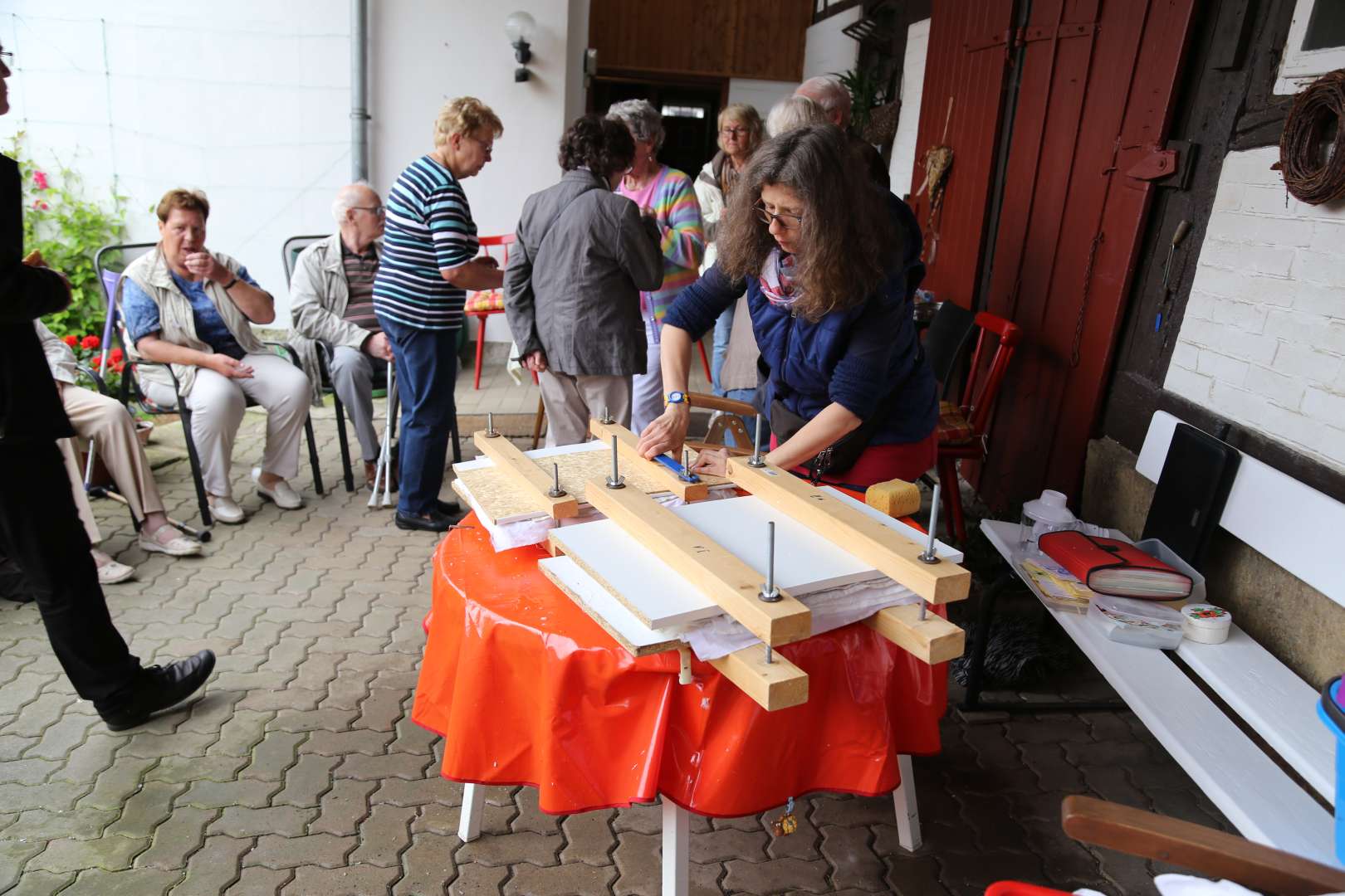 Sommerkirche in Capellenhagen mit Papier schöpfen