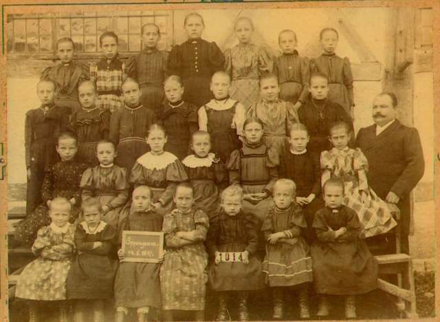 Schüler vor der Kapelle