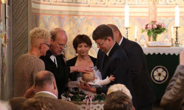 Tauferinnerung mit Taufe von Mia Hauptmann in der Sommerkirche in Coppengrave