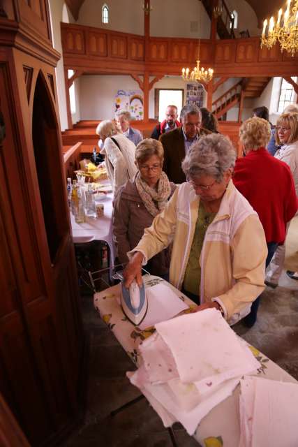 Sommerkirche mit Bügelbrett, Tinte und Feder in Weenzen